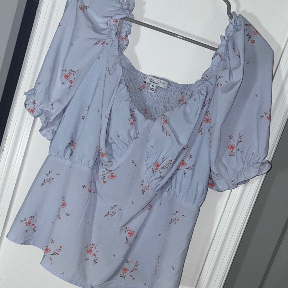Women’s floral blue top with puff sleeves